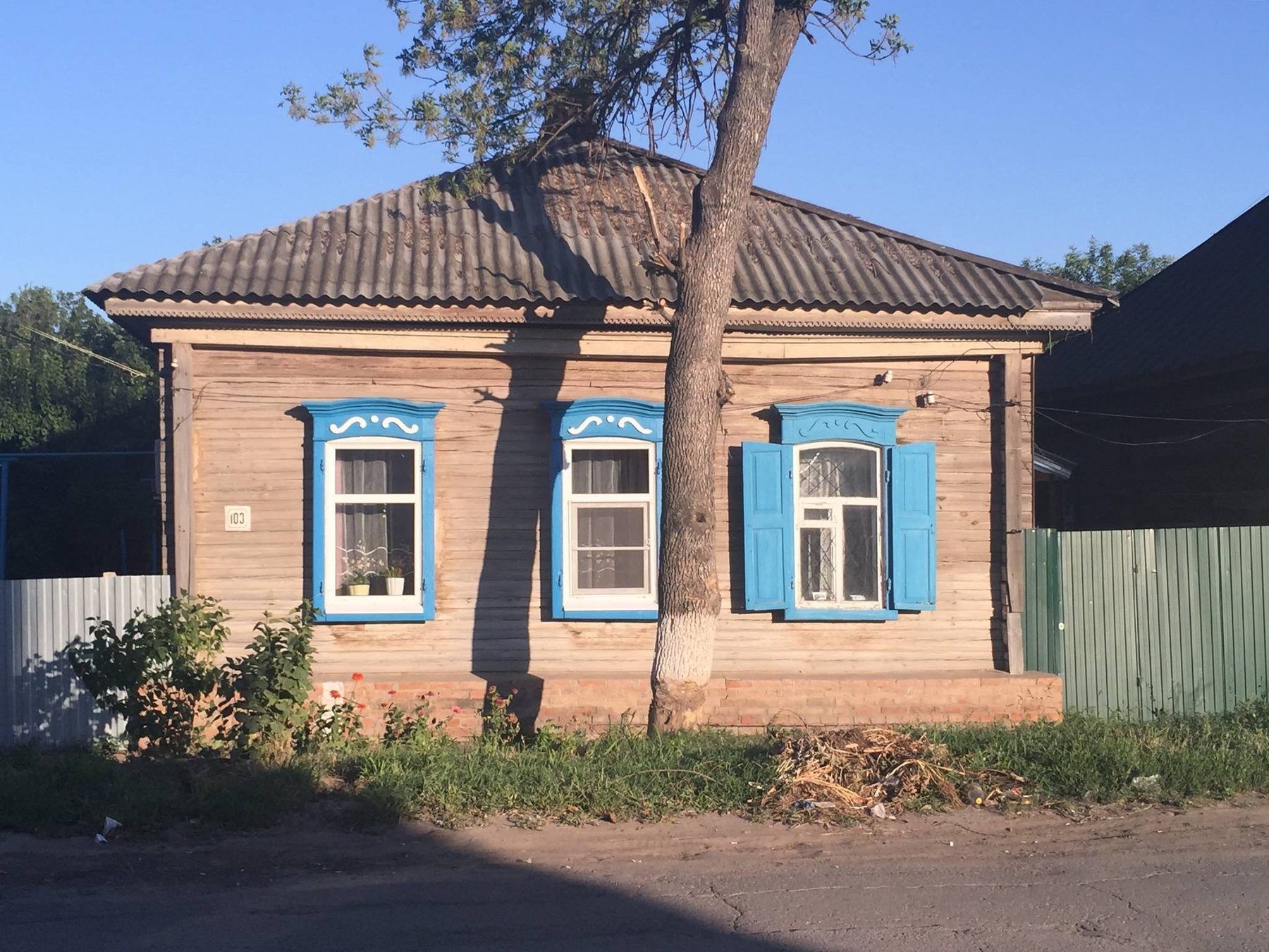 Holzhaus mit blauen Fensterläden