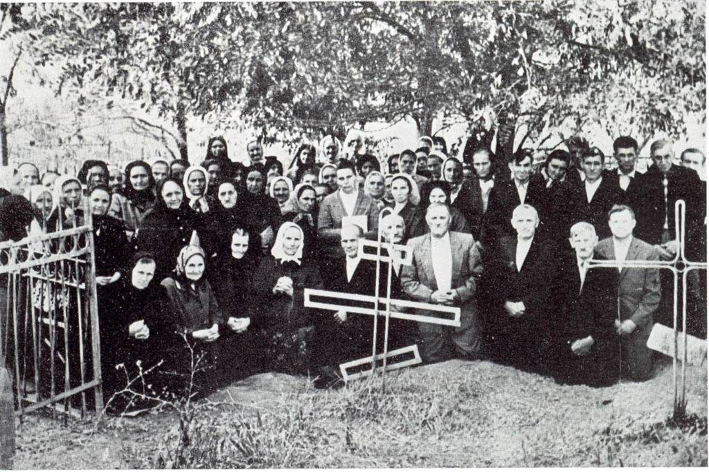 Gemeinde an einem Grab, historisches Foto
