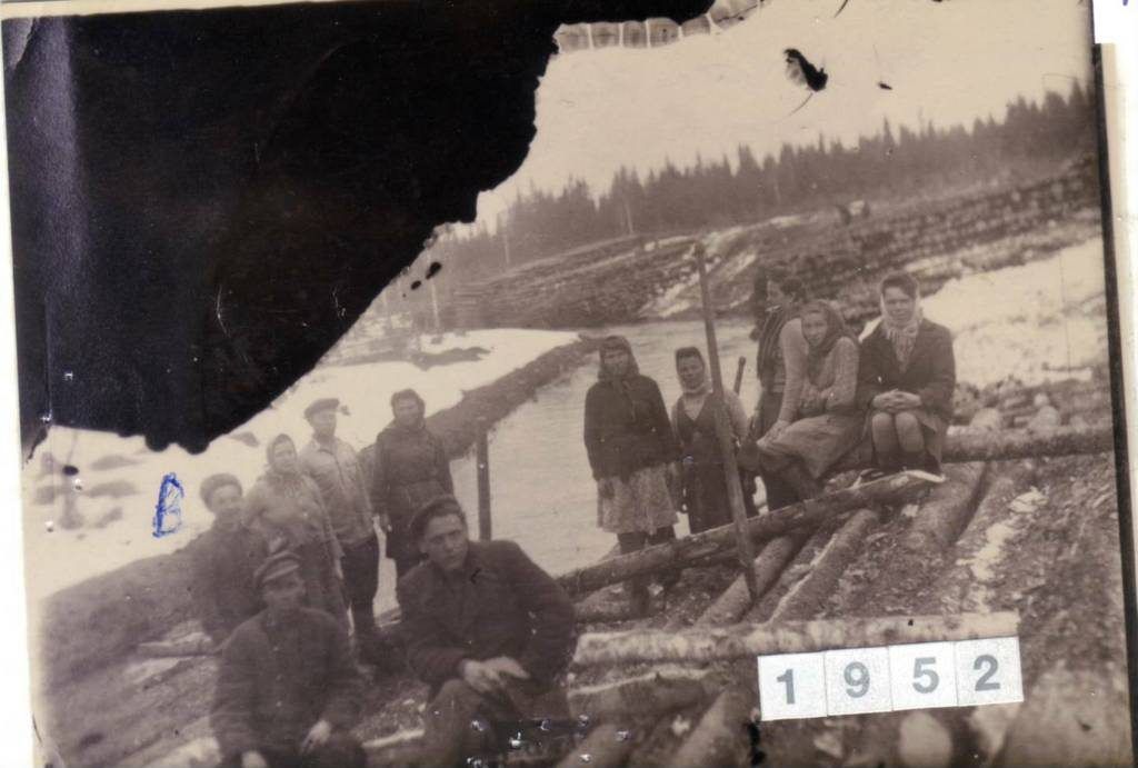 Arbeiterinnen und Arbeiter an einem Fluss, 1952