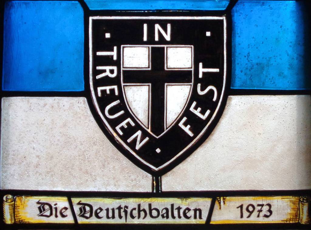 Glasfenster mit Flagge und Wappen der Deutschbalten im Lüneburger Brömsehaus