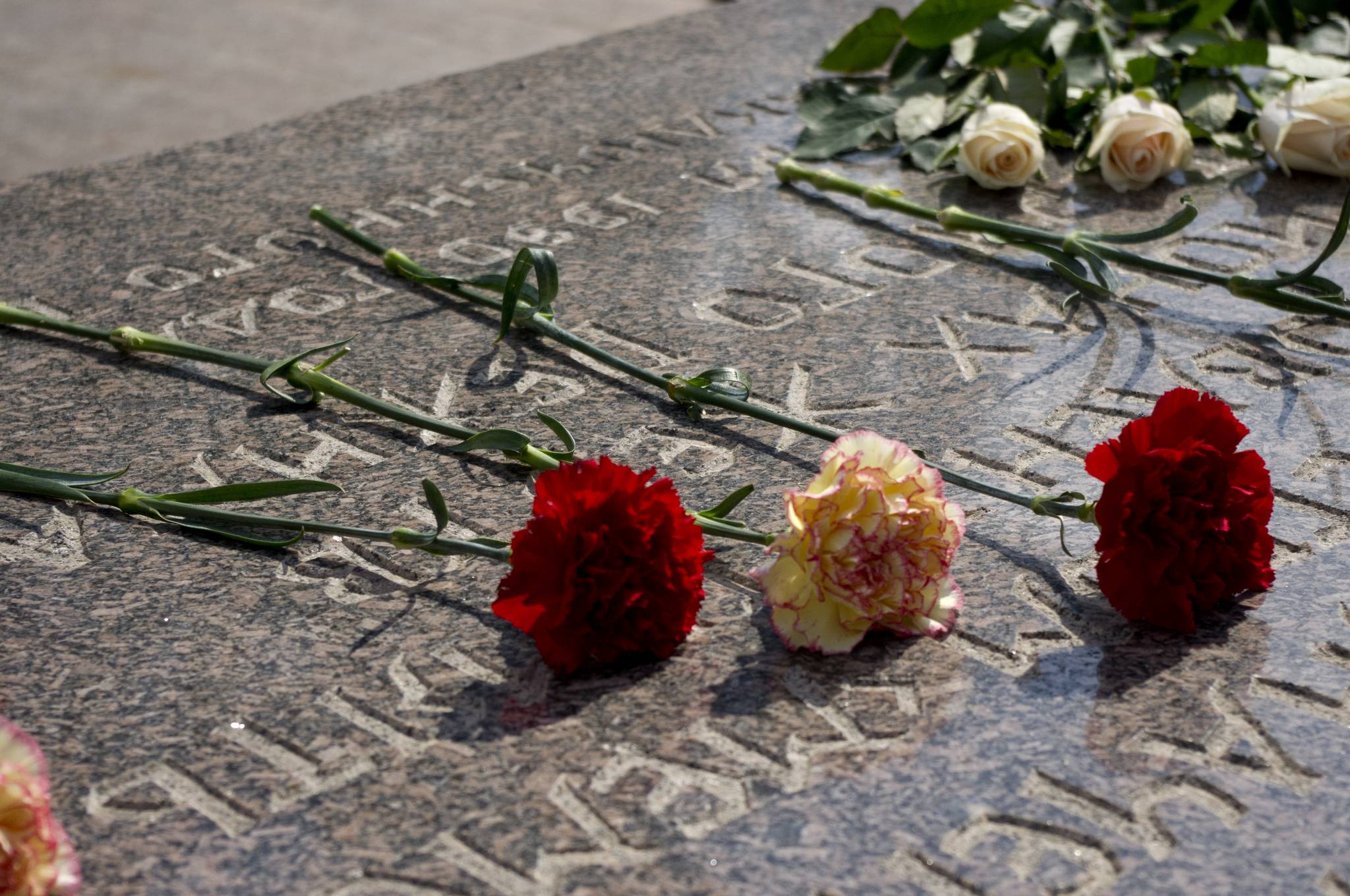 Blumen am Solovetsky-Stein in Moskau am 28. August 2011, dem 70. Jahrestag der stalinistischen Deportation der Wolgadeutschen