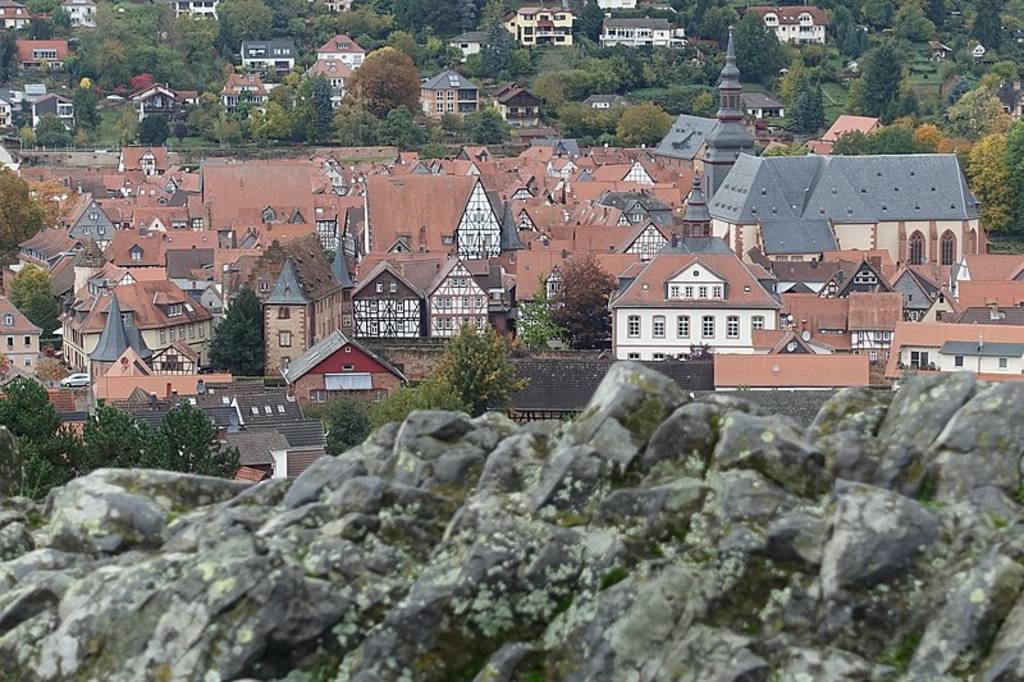Blick nach Westen auf Büdingen vom Geotop „Wilder Stein“ am Ostrand der Altstadt