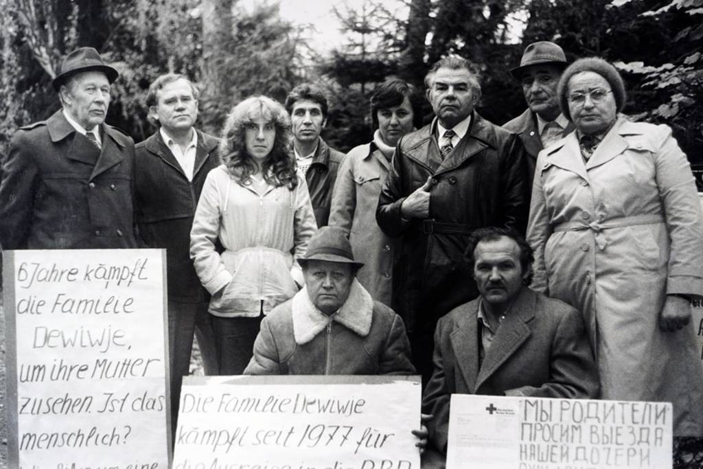 Demonstranten fordern in der Bundesrepublik die Ausreise russlanddeutscher Verwandter aus der Sowjetunion(vor 1985)