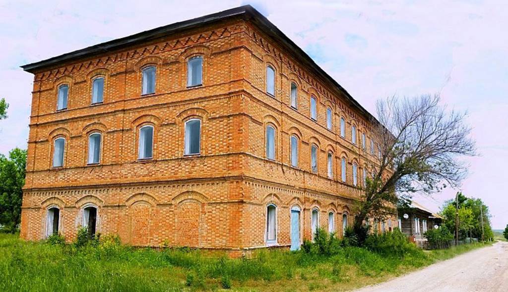 Schulgebäude in Huck an der Wolga, gebaut 1897 aus Backstein, 1897-1941 Schule, 1970-1996 Kaufhaus, 1996 verwüstet; Foto 2009