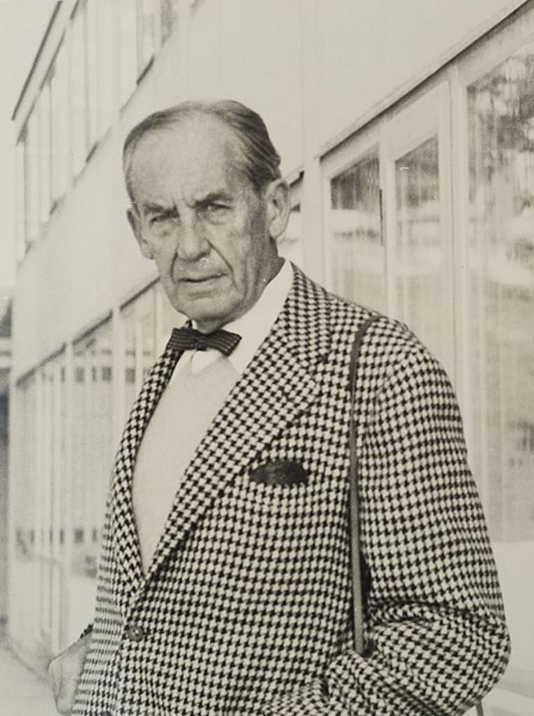 Hans G. Conrad (Foto): Walter Gropius auf der Terrasse der Hochschule für Gestaltung (HfG) Ulm am 1. Oktober 1955 während der Feier zur Einweihung der Gebäude.