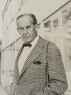 Hans G. Conrad (Foto): Walter Gropius auf der Terrasse der Hochschule für Gestaltung (HfG) Ulm am 1. Oktober 1955 während der Feier zur Einweihung der Gebäude.