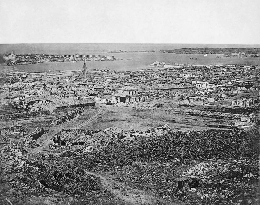Krimkrieg 1854-1856 Die ukrainische Stadt Sewastopol, gesehen aus der Redoute Malakoff No.2, zeigt Kriegsschäden
