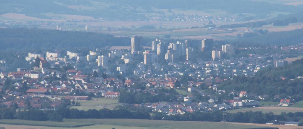 Blick von der Zufahrt von Steinwand zur Maulkuppe auf die Hochhaussiedlung Aschenberg, Teil von Fulda
