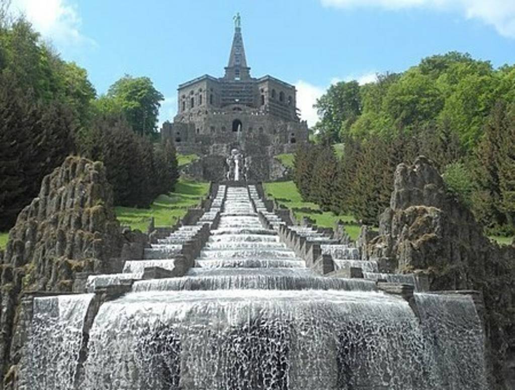 Die Großen Kaskaden mit dem vorgelagerten Neptunbassin am Herkules im Bergpark Wilhelmshöhe in Kassel, Hessen, Deutschland.