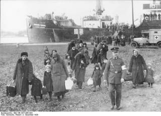 Russlanddeutsche Flüchtlinge (Bauern) kommen 1929 im Hafen von Swindemünde-Osternothafen an.