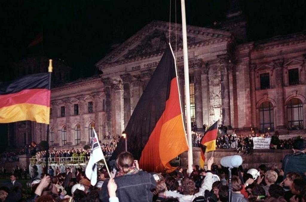 ADN-ZB-Grimm-3.10.90-Berlin: Vereinigung/Hunderttausende waren dabei, als vor dem Reichstag die schwarz-rot-goldene Bundesfahne gehißt wurde. (Translated: Hundreds of thousands were there when the black, red and gold federal flag was hoisted in front of the Reichstag.)