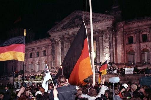 ADN-ZB-Grimm-3.10.90-Berlin: Vereinigung/Hunderttausende waren dabei, als vor dem Reichstag die schwarz-rot-goldene Bundesfahne gehißt wurde. (Translated: Hundreds of thousands were there when the black, red and gold federal flag was hoisted in front of the Reichstag.)