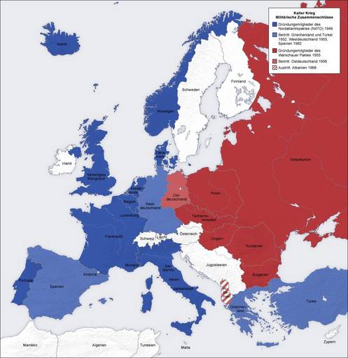 Europakarte, die die Bündnisblöcke im Kalten Krieg zeigt (blau: NATO; rot: Warschauer Vertrag)