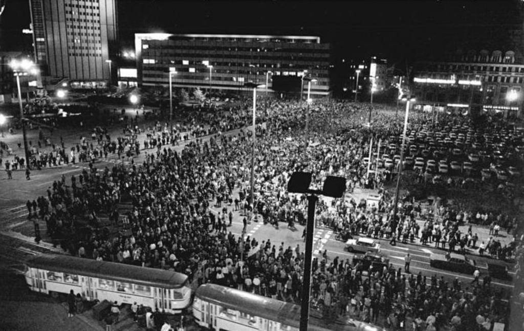 Der Karl-Marx-Platz im Zentrum der sächsischen Metropole war Schauplatz zahlreicher Montagsdemonstrationen während der Zeit der Wende in der DDR.