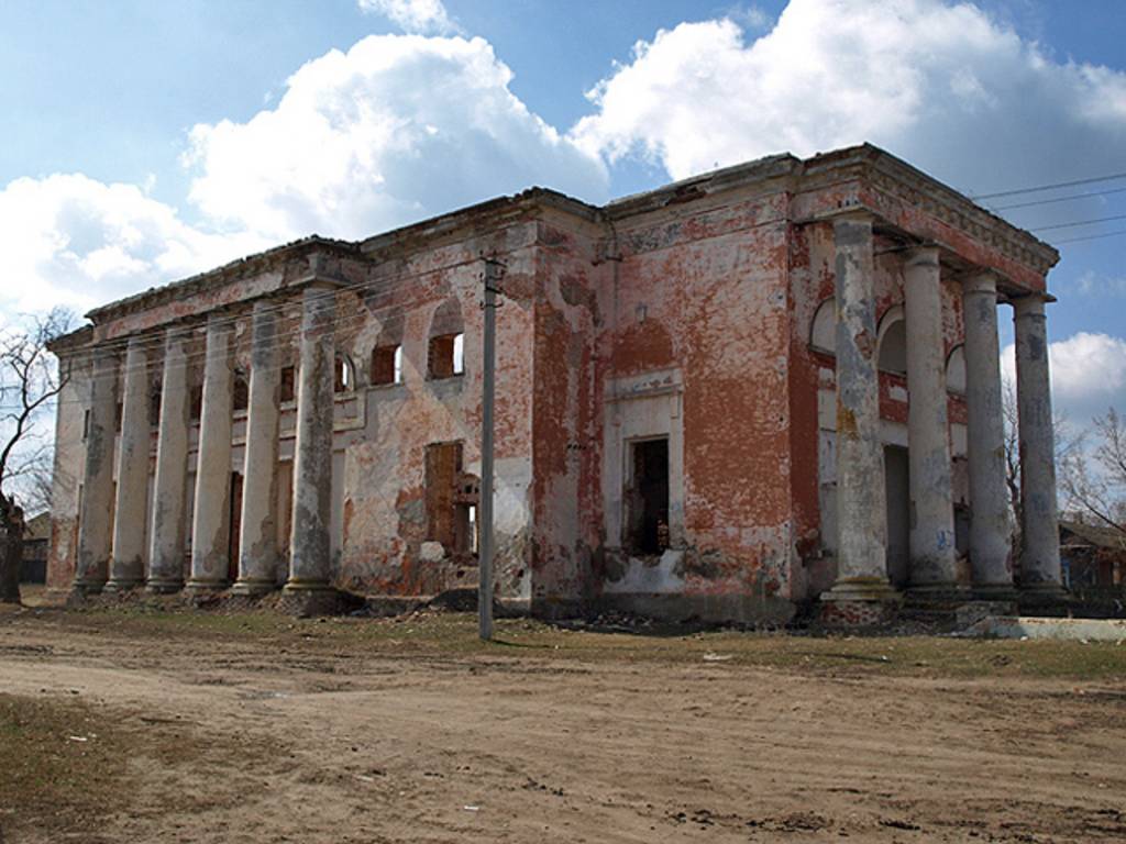 Ruinierte katholische Pfarrkirche in Sowetskoje (ehem. Mariental), Russland.