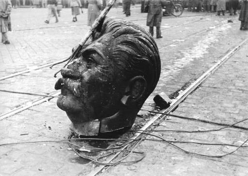 demilierter Kopf des Stalindenkmals in Budapest während des Aufstands in Ungarn gegen die kommunistische Herrschaft