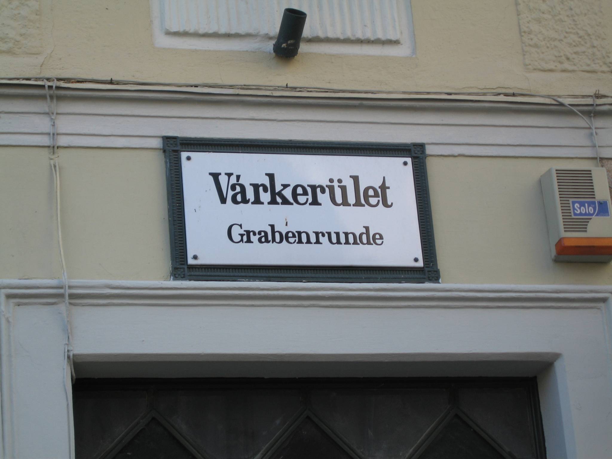 Viele Strassenschilder werden in Ödenburg (Sopron) zweisprachig geführt, wie das der Grabenrunde
